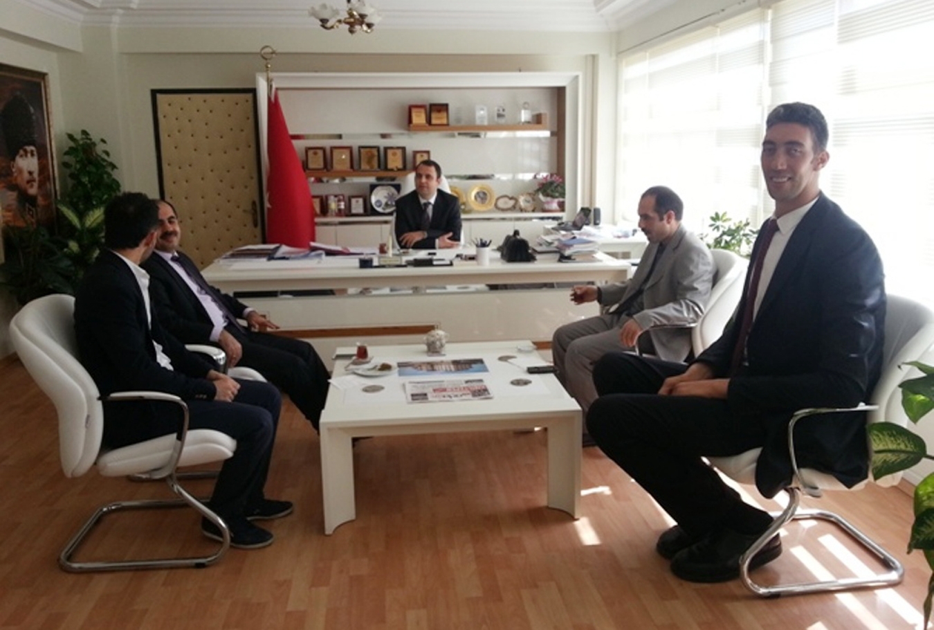 En uzun adam Kızıltepe kaymakamını ziyaret etti En uzun adam Kızıltepe kaymakamını ziyaret etti